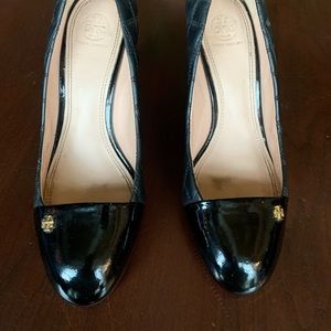 Tori Burch signature black wedges